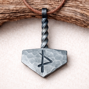 Collar con Colgante de Hierro Negro Forjado a Mano, Símbolo Rúnico Vikingo, Joyería Metálica Hecha a Mano, Regalo Artesanal Rústico Minimalista - Product Image 1