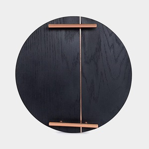 Plateau décoratif rond en bois foncé avec poignées en cuivre et incrustation centrale, style moderne - Product Image 2