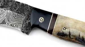 Cuchillo de exterior de acero de Damasco hecho a mano con acabado rugoso martillado y mango de cuerno, hueso y madera. - Product Image 2