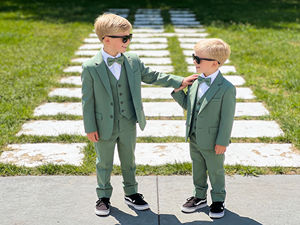 Ensemble de costume 3 pièces vert sauge pour garçons avec gilet et nœud papillon |   Ensemble Blazer et Pantalon Formel pour Enfants pour Mariage et Fêtes |   Tenue formelle pour le porte-anneau - Product Image 1