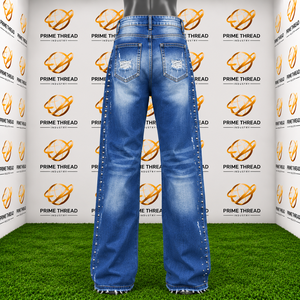 Jean en denim bleu délavé vintage pour homme, personnalisé, style streetwear, déchiré, clouté, coupe évasée avec imprimé graphique – Vente en gros - Product Image 3