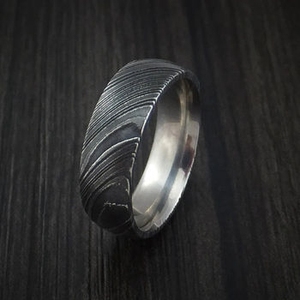 Bagues en acier Damas personnalisées en gros pour hommes, bague de fiançailles texturée aspect grain de bois, artisanat haut de gamme - Product Image 4