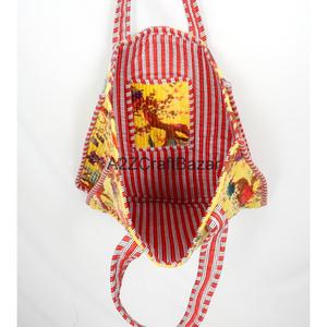 Bolso Tote Grande de Terciopelo Acolchado Hecho a Mano A2ZCraftBazar para Mujer, con Hermoso Patrón a Rayas, Cierre de Cremallera y Asa Larga para Compras - Product Image 3
