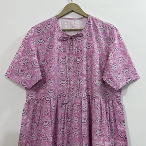 เดรสผ้าฝ้ายพิมพ์ลายดอกไม้แบบแฮนด์บล็อก 100% คอวี แขนสามส่วน แต่งลูกไม้ระบายชายกระโปรง ทำมือ ซักได้ สไตล์วินเทจ โบโฮ เหมาะสำหรับโอกาสพิเศษ - Product Image 3