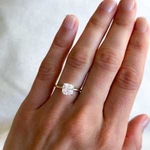 Bague de fiançailles en or 14 carats avec diamant de laboratoire certifié IGI de 2 carats taille coussin, sertie sur 4 griffes, ultra-fine, solitaire, alliances de mariage, vente en gros - Product Image 6