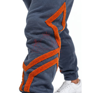 Conjunto Deportivo para Hombre con Patrón Geométrico, Sudadera con Capucha y Pantalones, Ropa Casual, Estilo Invernal, Hecho de Algodón - Product Image 3