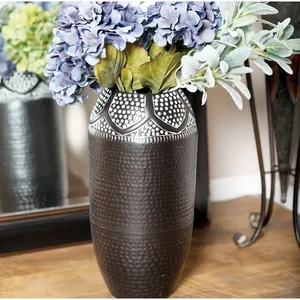 Vase de sol moderne en métal noir avec motif géométrique, accent décoratif fait main pour salon et table à manger - Product Image 3