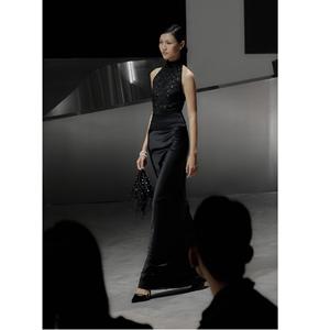 Blusas de Mujer de Alta Calidad, Elegantes, MAIA FLORAL LACE TOP, Cuello Halter, Sin Mangas, Corte Ajustado, Hechas en Vietnam - Product Image 2