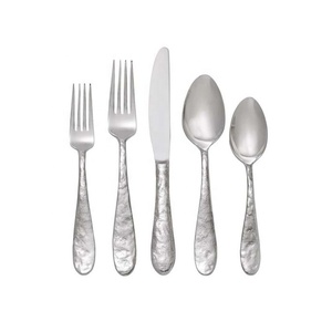 Nouvelle fourchette en acier inoxydable à salade de fruits à long manche plat en or à la mode avec fourchette en acier inoxydable cuillère ensemble de couverts en or - Product Image 4
