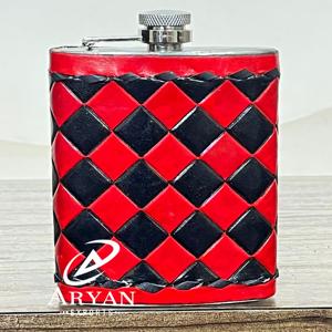 Petaca de bolsillo personalizada 2026 de cuero genuino a cuadros hecha a mano, petaca de acero inoxidable a prueba de fugas, petaca portátil para whisky - Product Image 1