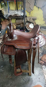 Sillín de caballo personalizado de alta comodidad para montar sillín de carreras de barril occidental de cuero genuino elegante en marrón con juego de tachuelas - Product Image 3