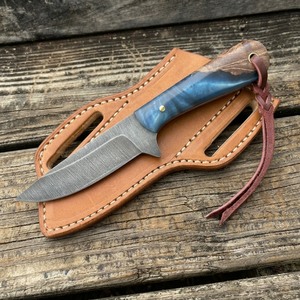 มีดทำมือสั่งทำพิเศษ เหล็กกล้าคาร์บอนสูง 1095 เกรด DIY แบบปลายแหลม สำหรับล่าสัตว์และตั้งแคมป์ พร้อมด้ามไม้และเรซิ่น พร้อมปลอกหนัง - Product Image 1