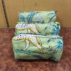 Grande trousse de maquillage portable en coton imprimé au bloc, matelassée, motif personnages tendance, pour l'été - Product Image 6