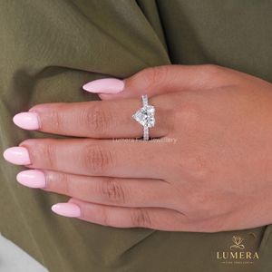 Anillo de Compromiso de Diamantes con Corte Corazón en Oro Blanco para el Día de San Valentín, con Diamantes Laterales, Certificado IGI, Estilo Clásico, Joyería para Mujer - Product Image 3