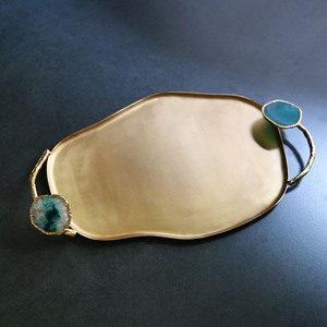 Magnifique plateau de service doré, doté d'une forme organique unique et de poignées élégantes ornées de pierres d'agate bleue, idéal pour servir les aliments. - Product Image 1