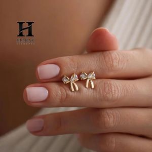 Pendientes de Diseño de Lazo Premium, Elegantes Broches de Lazo Dorado, Joyería Moderna y Minimalista para Niñas y Mujeres - Product Image 1