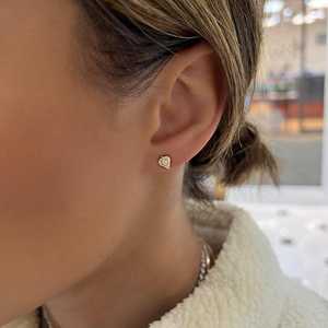 Boucles d'oreilles clous diamantées en forme de fraise, personnalisées, petites, en or massif 10k 14k 18k, serties pavé de diamants de laboratoire, pour enfants, vente en gros - Product Image 4