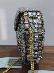 Bolso de Noche de Diseño con Mosaico, Adornado con Patrón de Media Luna, Cristales, Metal, Kundan y Espejo, Bandolera Dorada para Mujer - Product Image 4