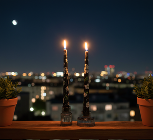 Bougies coniques noires à motifs floraux peintes à la main - Ensemble de décoration élégant et luxueux (2 pièces) pour mariages, Noël, la Saint-Valentin et anniversaires (Votive) - Product Image 1