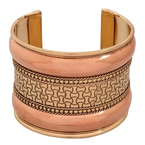 Bracelet manchette ouvert en laiton à motif géométrique en métal gravé, bord en cuivre lisse et garniture en fil perlé - Product Image 4