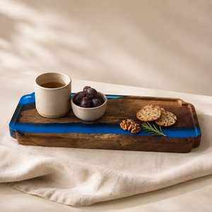 Plateau de service artisanal en résine bleu océan et bois d'acacia naturel avec poignées en laiton design pour une touche d'élégance - Product Image 4