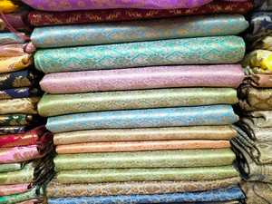 Tissus en soie brodée Banarasi exquis pour des confections de luxe, des tissages jacquard traditionnels et des vêtements ethniques haut de gamme. - Product Image 6