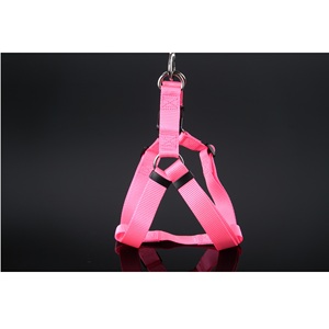 Harnais pour animaux de compagnie de la série basique unie, confortables à porter, en nylon, disponibles en conception monocolore, OEM/ODM, fabriqués au Vietnam, pour un contrôle efficace et une sécurité accrue. - Product Image 4