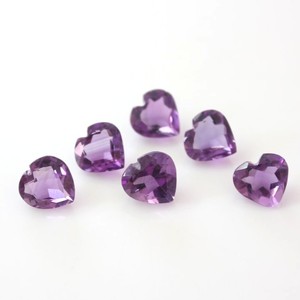Piedra preciosa de amatista natural facetada con corte en forma de corazón de 8 mm, piedra de amatista calibrada para la fabricación de joyas, venta al por mayor de piedras preciosas a granel. - Product Image 1