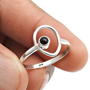 Bague artisanale en argent sterling 925 avec onyx noir taille ronde sertie clos, petite et mignonne, idéale pour un usage quotidien ou comme bague de mariage. - Product Image 2