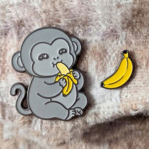 Pin de metal personalizado con diseño de animalito de zoológico, recuerdo promocional, con esmalte suave teñido. - Product Image 2