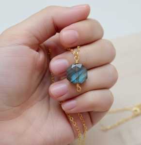 Collier hexagonal en labradorite naturelle, laiton plaqué or, finition argent et or rose, pendentif personnalisé en pierre précieuse, vente en gros de bijoux - Product Image 4
