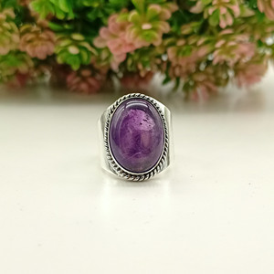 แหวนแต่งงานผู้หญิงสไตล์โบฮีเมียนฮิปปี้ เงินแท้ 925 ประดับพลอยอเมทิสต์สีม่วงธรรมชาติ รูปไข่ ตัวเรือนแบบฝังขอบ ประดับพลอยเม็ดใหญ่ ดีไซน์หรูหรา - Product Image 3