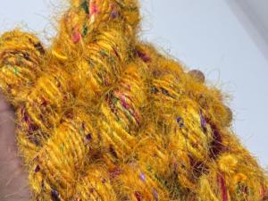 Fil de soie de sari recyclé coloré, fibre texturée filée à la main pour le crochet, le tricot, le tissage, artisanat textile durable - Product Image 1