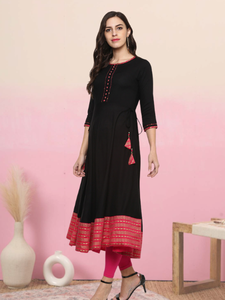 Kurta Anarkali negra de rayón estampado para mujer, con cuello redondo y mangas tres cuartos, diseñada para uso casual y festivo de estilo étnico global. - Product Image 5