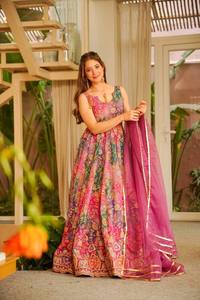 ชุดเดรส Anarkali พร้อมผ้าคลุมไหล่ ปักลายด้วยเลื่อม งานปักแบบเรียบง่าย เหมาะสำหรับงานปาร์ตี้ สีรามา ไซส์ XL - Product Image 4