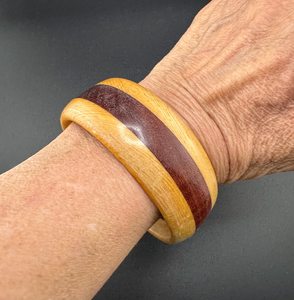 เครื่องประดับแฟชั่นทำมือ สร้อยข้อมือไม้สีซานเกรีย ดีไซน์เรียบหรู ขัดเงาอย่างประณีต ประดับด้วยเศษทองเหลืองติดด้วยมือ รูปทรงหนา - Product Image 2