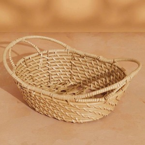 Bandeja ovalada de mimbre con asas para servir alimentos, bebidas y organizar el hogar. - Product Image 1