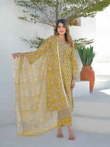 Ensemble Kurta et pantalon droit en tissu écologique de luxe, imprimé au bloc à la main, couleur moutarde, avec dupatta, en tissu confortable, disponible à la vente - Product Image 2