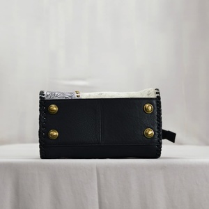 Bolso de Hombro de Diseño de Cuero Duradero con Asa Superior, Cierre de Cremallera y Panel Floral Grabado, Estilo Vintage de Lujo en Piel de Vacuno - Product Image 3