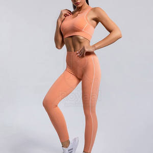 Ensemble de yoga pour femmes, léger, design unique, fabriqué au Pakistan, pour une utilisation en extérieur, en spandex et polyester. - Product Image 3