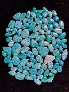 Pierre précieuse Larimar naturelle de qualité export, pierre bleue polie pour bijoux, perles, pendentifs et objets de collection, disponible à la vente - Product Image 1