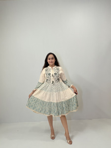 Vestido midi escalonado con estampado floral en color crema y verde salvia para mujer, con corpiño bordado, lazo con borlas y manga tres cuartos - Product Image 1
