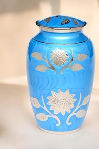 โกศโลหะสีน้ำเงินคลาสสิกพร้อมแถบลายดอกไม้สีเงิน แจกันมีฝาปิดทำมือสำหรับตกแต่งบ้านในโอกาสแสดงความเสียใจ - Product Image 5