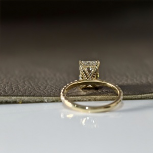 Anillo de Oro Sólido Amarillo de 14K con Diamante Cultivado en Laboratorio de Corte Esmeralda de 3 CT y Banda Halo Oculta, Anillos de Compromiso, Boda y Aniversario - Product Image 4