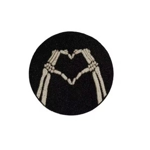 Set de table rond en coton perlé Sand Dollar avec motifs de fleurs et de papillons, brodé à la main, pour mariage - Product Image 2