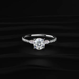 Bague en diamant de laboratoire rond de 1,25 carat avec pierres latérales marquise et bande pavée – Choix populaire, préféré des clients, sertie à la main - Product Image 1