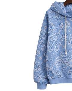 เสื้อฮู้ดดี้ผู้หญิงลายพิมพ์เพสลีย์สีฟ้าสกายบลูแบบกำหนดเอง ผ้าฝ้ายฟลีซ สวมใส่สบาย ผลิตตามสั่ง ผู้ผลิตเสื้อผ้าขายส่ง - Product Image 3
