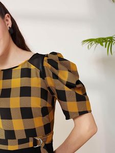 Combinaison longue tendance pour femme, noire et moutarde, à col rond, manches bouffantes, à carreaux, en viscose ample et respirante - Product Image 3