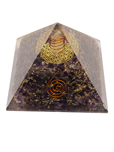 Pyramide pour l'énergie positive, pyramide de guérison Reiki en orgonite, améthyste et cuivre avec pointe de cristal chargée chez Amayra Crystals - Product Image 5