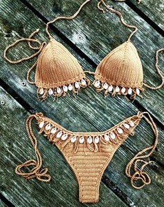 Conjunto de bikini de ganchillo hecho a mano color bronce tostado con conchas - Product Image 1